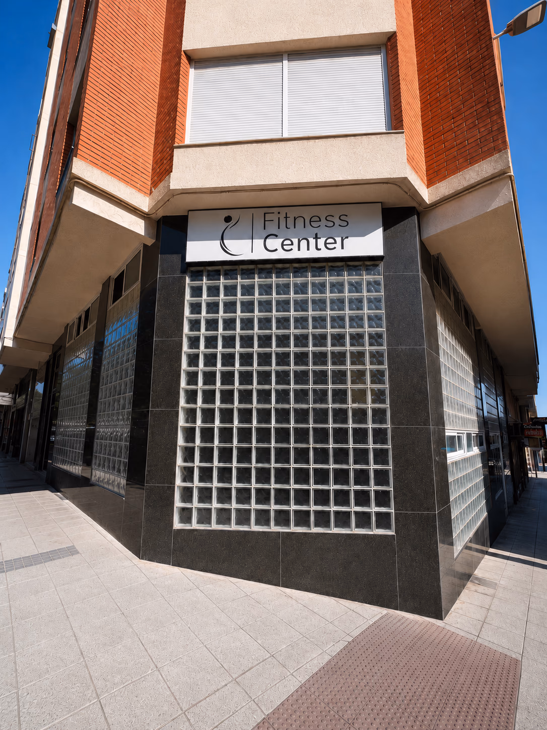 Fachada de Fitness Center en la esquina de la Calle del Sol, Puerto Chico, Santander